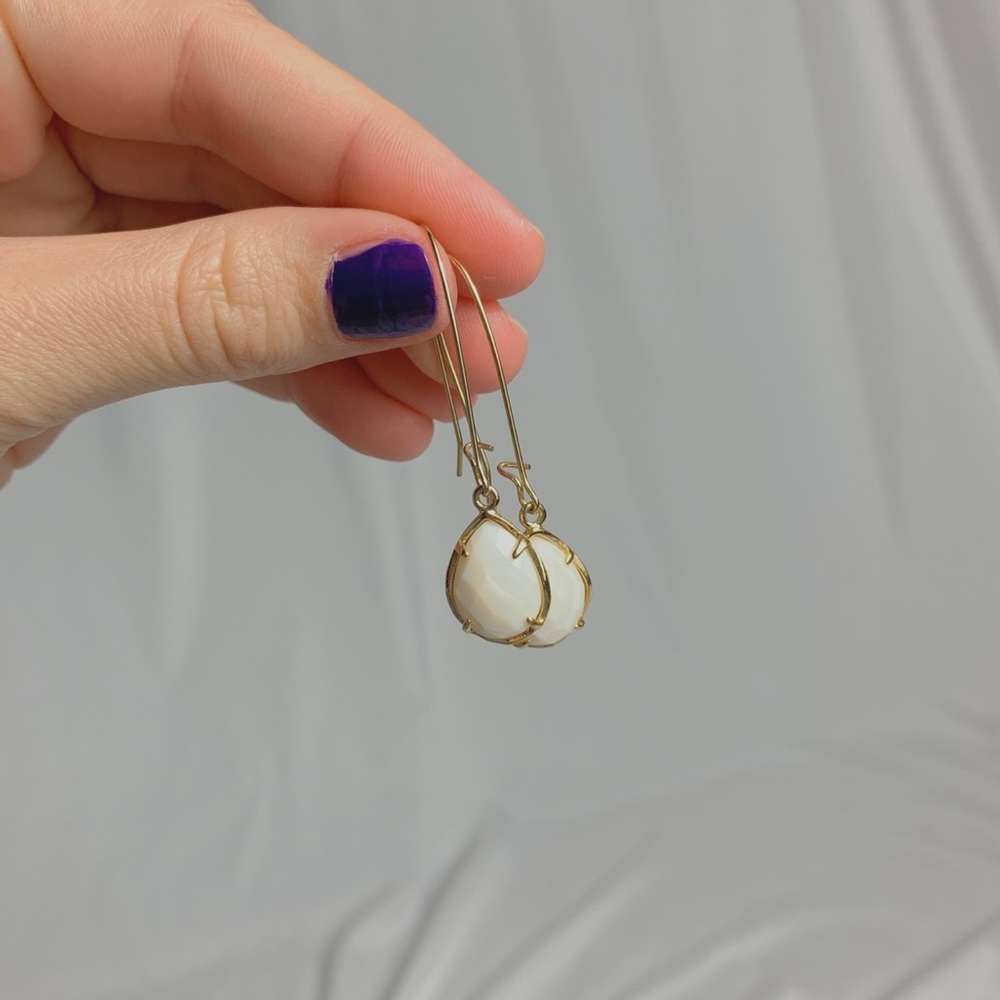 KENDRA SCOTT DEE DROP EARRINGS IN MOTHER OF PEARL